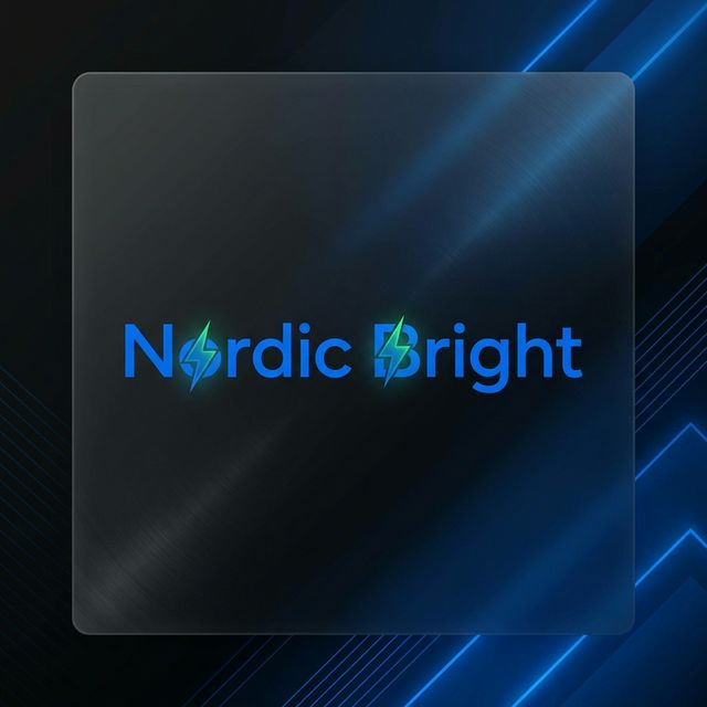 Nordiskt vardagsrum med energieffektiva fönster och termostat